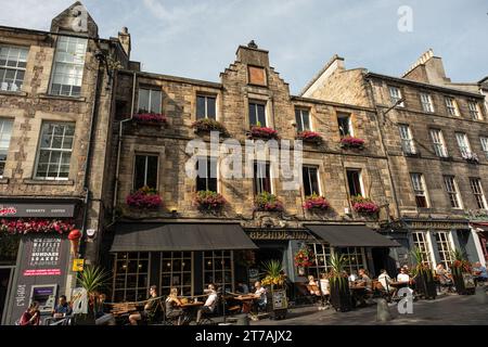 EDINBURGH, SCHOTTLAND - 6. September 2023: Da Edinburgh zum Weltkulturerbe gehört, ist der Tourismus eine wichtige Branche, und die Edinburgh Festivals und Kreuzfahrtschiffe sind ebenfalls zu sehen Stockfoto