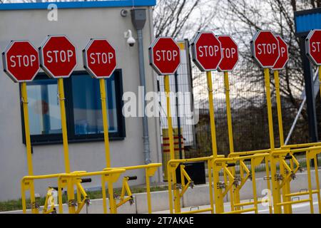 Erding, Deutschland. November 2023. Stoppschilder stehen auf der Website bei der offiziellen Eröffnung des Amazon Sortierzentrums in Erding. Quelle: Peter Kneffel/dpa/Alamy Live News Stockfoto