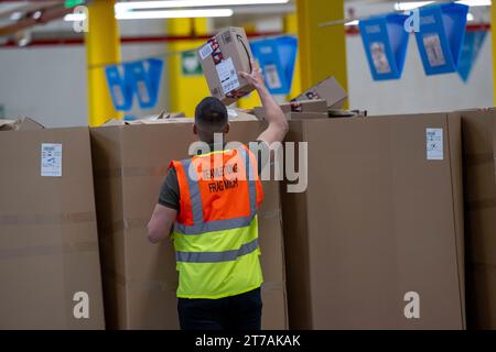 Erding, Deutschland. November 2023. Bei der offiziellen Eröffnung des Amazon Sortierzentrums in Erding erklärt ein Mitarbeiter von Amazon die Prozesse im Werk. Quelle: Peter Kneffel/dpa/Alamy Live News Stockfoto