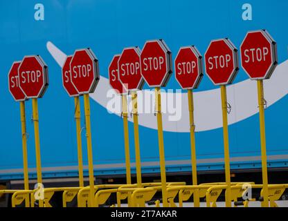 Erding, Deutschland. November 2023. Bei der offiziellen Eröffnung des Amazon Sortierzentrums in Erding stehen Stoppschilder vor einem Amazon Truck. Quelle: Peter Kneffel/dpa/Alamy Live News Stockfoto