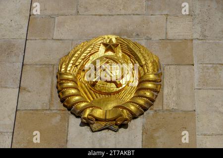 Budapest, Ungarn, 3. November 2023: Staatswappen der ehemaligen Union der Sozialistischen Sowjetrepubliken mit Hammer und Sichel Stockfoto