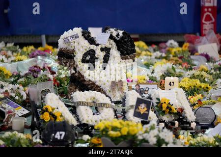 Aktenfoto vom 04.11.2023 von Floral Tributs außerhalb der Motorpoint Arena, Nottingham. Nach dem Tod des Eishockeyspielers Adam Johnson wurde ein Mann wegen des Verdachts auf Totschlag verhaftet, sagte die Polizei von South Yorkshire. Ausgabedatum: Dienstag, 14. November 2023. Stockfoto