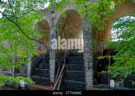 Nahaufnahme der Rückseite der Bogensteinbrücke im Cumberland Mountain State Park in Tennessee, ohne dass während eines Tages Wasser ausläuft Stockfoto