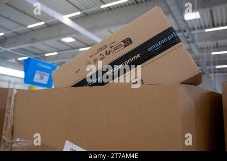 Erding, Deutschland. November 2023. Bei der offiziellen Eröffnung des Amazon Sortierzentrums in Erding liegt ein Amazon-Paket in einem Karton. Quelle: Peter Kneffel/dpa/Alamy Live News Stockfoto