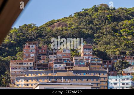 Häuser auf dem Cantagalo Hill in Rio de Janeiro, Brasilien. Stockfoto