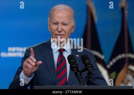 Washington, Usa. November 2023. US-Präsident Joe Biden kommentiert die Maßnahmen seiner Regierung zur Bewältigung der Klimakrise im South Court Auditorium in Washington, DC, Dienstag, den 14. November 2023. Credit: Chris Kleponis/Pool über CNP Credit: Abaca Press/Alamy Live News Stockfoto