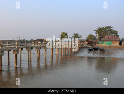 Fischerdorf am Ufer des Pasur River. Dieses Foto wurde aus dem Sundarbans Nationalpark in Bangladesch gemacht. Stockfoto