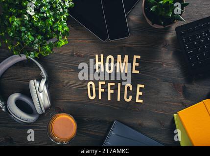 Home Office Textschreibtisch mit Tastatur Computer Smartphone Notebook Zimmerpflanzen, Arbeitsplatz Büro zu Hause Stockfoto