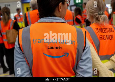 Erding, Deutschland. November 2023. Mitarbeiter von Amazon erläutern die Prozesse in der Anlage bei der offiziellen Eröffnung des Amazon Sortierzentrums in Erding. Quelle: Peter Kneffel/dpa/Alamy Live News Stockfoto