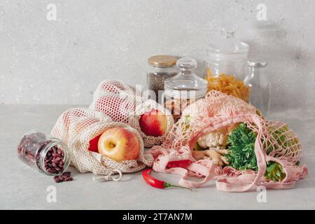 Früchte Gemüse in wiederverwendbaren mesh Baumwolltasche, Kunststoff sich null Abfall Konzept Stockfoto