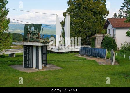 Vrtoce, Bosnien - 5. September 2023. Ein Partisanendenkmal aus der jugoslawischen Zeit des 2. Weltkriegs in Vrtoce in der Gemeinde Bosanski Petrovac im Kanton Una-Sana, Bosnien Stockfoto