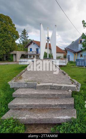 Vrtoce, Bosnien - 5. September 2023. Ein Partisanendenkmal aus der jugoslawischen Zeit des 2. Weltkriegs in Vrtoce in der Gemeinde Bosanski Petrovac im Kanton Una-Sana, Bosnien Stockfoto