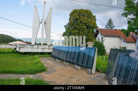 Vrtoce, Bosnien - 5. September 2023. Ein Partisanendenkmal aus der jugoslawischen Zeit des 2. Weltkriegs in Vrtoce in der Gemeinde Bosanski Petrovac im Kanton Una-Sana, Bosnien Stockfoto