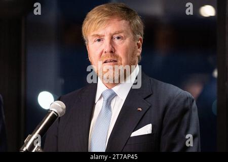 Besuch von König Willem-Alexander der Niederlande in NRW König Willem-Alexander - 14 Uhr. November 2023 Besuchen Sie seine Majestät König Willem-Alexander der Niederlande auf Einladung von Ministerpräsident Hendrik Wüst CDU das Land Nordrhein-Westfalen. Teil des Besuchs war eine Besichtigung im Hafen von Duisburg. Duisburg duisport NRW Deutschland *** Besuch von König Willem Alexander von den Niederlanden bei König Willem Alexander von NRW am 14. November 2023 besuchte seine Majestät König Willem Alexander von den Niederlanden auf Einladung von Ministerpräsident Hendrik Wüst CDU P das Land Nordrhein-Westfalen Stockfoto