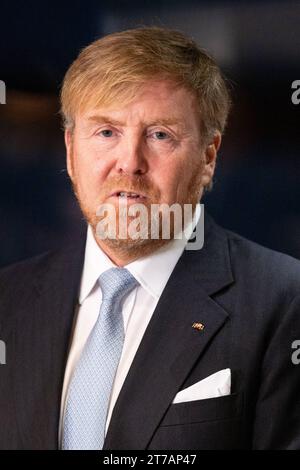 Besuch von König Willem-Alexander der Niederlande in NRW König Willem-Alexander - 14 Uhr. November 2023 Besuchen Sie seine Majestät König Willem-Alexander der Niederlande auf Einladung von Ministerpräsident Hendrik Wüst CDU das Land Nordrhein-Westfalen. Teil des Besuchs war eine Besichtigung im Hafen von Duisburg. Duisburg duisport NRW Deutschland *** Besuch von König Willem Alexander von den Niederlanden bei König Willem Alexander von NRW am 14. November 2023 besuchte seine Majestät König Willem Alexander von den Niederlanden auf Einladung von Ministerpräsident Hendrik Wüst CDU P das Land Nordrhein-Westfalen Stockfoto