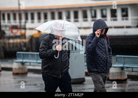 Istanbul, Türkei. November 2023. Männer wurden beim Gehen gesehen, während es auf dem Kadikoy Pier regnete. Während der starke Regen Istanbul betraf, hatten die Menschen im Kadikoy Dock und in der Umgebung Schwierigkeiten. (Credit Image: © Onur Dogman/SOPA Images via ZUMA Press Wire) NUR REDAKTIONELLE VERWENDUNG! Nicht für kommerzielle ZWECKE! Stockfoto