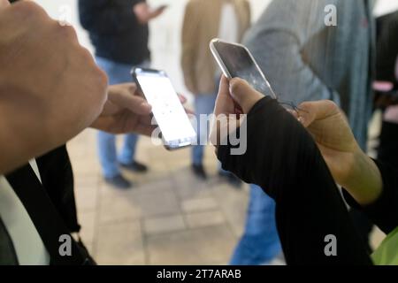 Scannen von QR-Code-Tickets vor Beginn der Geschäftskonferenz Stockfoto