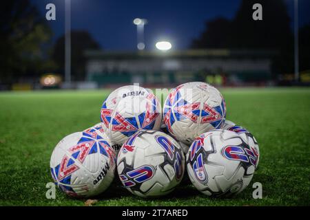 Horsham, Großbritannien. November 2023. Ein Stapel Bälle während des Emirates FA Cup Matches Horsham FC gegen Barnsley im Camping World Community Stadium, Horsham, Großbritannien, 14. November 2023 (Foto: Alfie Cosgrove/News Images) in Horsham, Großbritannien am 14. November 2023. (Foto: Alfie Cosgrove/News Images/SIPA USA) Credit: SIPA USA/Alamy Live News Stockfoto