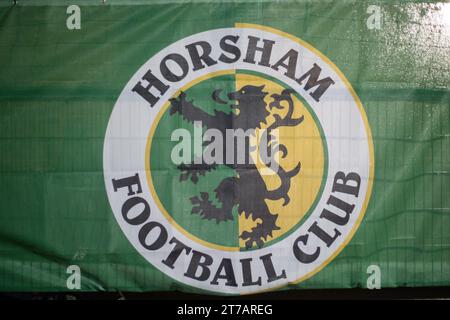 Horsham, Großbritannien. November 2023. Das horsham-Abzeichen während des Emirates FA Cup-Spiels Horsham FC gegen Barnsley im Camping World Community Stadium, Horsham, Vereinigtes Königreich, 14. November 2023 (Foto: Alfie Cosgrove/News Images) in Horsham, Vereinigtes Königreich am 14. November 2023. (Foto: Alfie Cosgrove/News Images/SIPA USA) Credit: SIPA USA/Alamy Live News Stockfoto