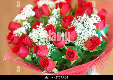 Wunderschöner großer festlicher Blumenstrauß aus roten Rosen. Stockfoto