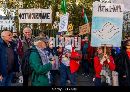 British Jews Come out, um Pro-palästinensische Demonstranten beim March for Palestine Event am 11. November in London zu unterstützen Stockfoto