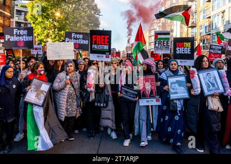 Junge Briten fordern eine Waffenruhe im Gazastreifen und Israel, die Bombardierung des Gazastreifens auf der Veranstaltung „Marsch für Palästina“ in London, Großbritannien, zu stoppen Stockfoto