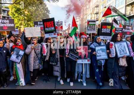 Junge Briten fordern eine Waffenruhe im Gazastreifen und Israel, die Bombardierung des Gazastreifens auf der Veranstaltung „Marsch für Palästina“ in London, Großbritannien, zu stoppen Stockfoto