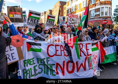 Junge Briten fordern eine Waffenruhe im Gazastreifen und Israel, die Bombardierung des Gazastreifens auf der Veranstaltung „Marsch für Palästina“ in London, Großbritannien, zu stoppen Stockfoto