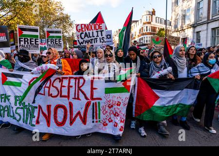 Junge Briten fordern eine Waffenruhe im Gazastreifen und Israel, die Bombardierung des Gazastreifens auf der Veranstaltung „Marsch für Palästina“ in London, Großbritannien, zu stoppen Stockfoto