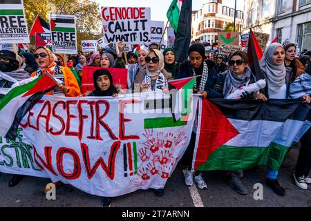 Junge Briten fordern eine Waffenruhe im Gazastreifen und Israel, die Bombardierung des Gazastreifens auf der Veranstaltung „Marsch für Palästina“ in London, Großbritannien, zu stoppen Stockfoto