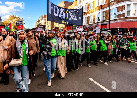 Wütende junge britische Muslime rufen zum Waffenstillstand in Gaza auf und fordern Israel auf, die Bombardierung des Gazastreifens beim Marsch für Palästina in London, Großbritannien, zu stoppen Stockfoto