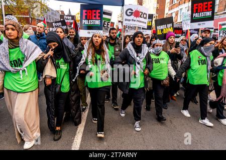 Wütende junge britische Muslime rufen zum Waffenstillstand in Gaza auf und fordern Israel auf, die Bombardierung des Gazastreifens beim Marsch für Palästina in London, Großbritannien, zu stoppen Stockfoto
