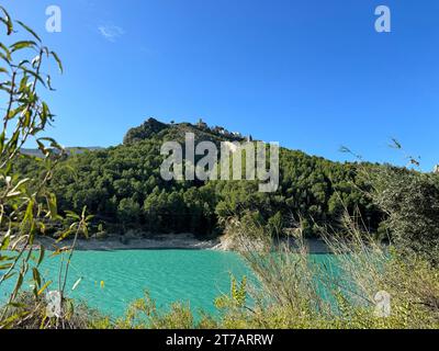 Panoramablick auf einen Damm in einem Stausee, im Dorf Guadalest, Spanien. Die Schleusen sind offen. Stockfoto