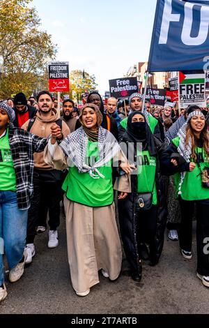 Wütende junge britische Muslime rufen zum Waffenstillstand in Gaza auf und fordern Israel auf, die Bombardierung des Gazastreifens beim Marsch für Palästina in London, Großbritannien, zu stoppen Stockfoto