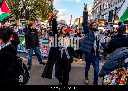 Junge Briten fordern eine Waffenruhe im Gazastreifen und Israel, die Bombardierung des Gazastreifens auf der Veranstaltung „Marsch für Palästina“ in London, Großbritannien, zu stoppen Stockfoto