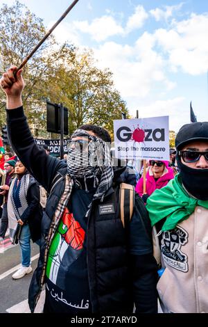 Wütende junge britische Muslime rufen zu Einer Waffenruhe im Gazastreifen auf und fordern Israel auf, die Bombardierung des Gazastreifens beim Marsch für Palästina, London, Großbritannien, zu stoppen Stockfoto