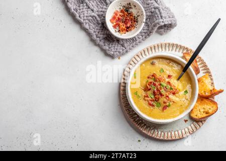 Linsenerbsensuppe mit Speck garnieren Stockfoto