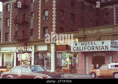 Juni 1985: Los Angeles, Kalifornien, USA: Archivansicht des historischen Hotels California und der nahe gelegenen Geschäfte in der 1602 6th Street. Das Hotel war abgerissen. Stockfoto