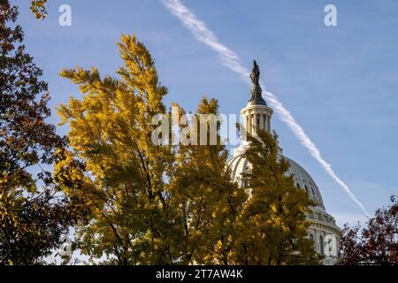 Washington, Usa. November 2023. Ein Blick auf das US-Kapitol ist am Morgen zu sehen, als CR-Resolutionen am Dienstag, den 14. November 2023, auf dem Capitol Hill in Washington, DC, laufen. Foto: Ken Cedeno/UPI Credit: UPI/Alamy Live News Stockfoto