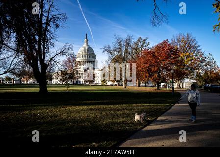 Washington, Usa. November 2023. Ein Blick auf das US-Kapitol ist am Morgen zu sehen, als CR-Resolutionen am Dienstag, den 14. November 2023, auf dem Capitol Hill in Washington, DC, laufen. Foto: Ken Cedeno/UPI Credit: UPI/Alamy Live News Stockfoto