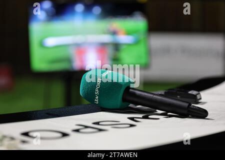 Horsham, Großbritannien. November 2023. ITV Sport Mikrofon während des Emirates FA Cup Matches Horsham FC gegen Barnsley im Camping World Community Stadium, Horsham, Großbritannien, 14. November 2023 (Foto: Mark Cosgrove/News Images) in Horsham, Großbritannien am 14. November 2023. (Foto: Mark Cosgrove/News Images/SIPA USA) Credit: SIPA USA/Alamy Live News Stockfoto