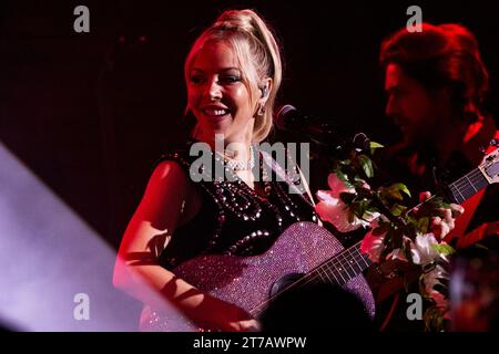 Die kanadische Country-Künstlerin McKenzie Porter trifft die Bühne des Cook County Saloon auf ihrer kanadischen Headline Tour in Edmonton Location: Cook County, Edmonton ab, Kanada - 12. November 2023 Stockfoto