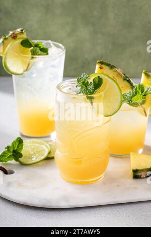 Verschiedene Ananas- und Limettencocktails oder Mocktails, mai Tai, erfrischende Drinks Stockfoto