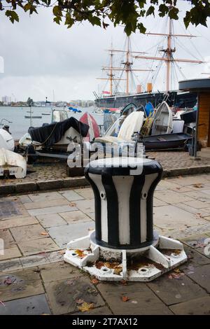 Großer Windlichenpfoller an der Hard in Portsmouth Stockfoto