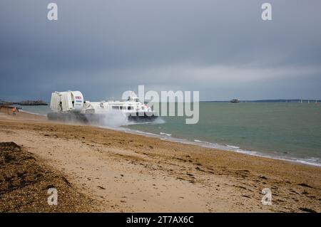 GH-2161, Island Flyer Hovercraft verlässt Southsea Beach auf seinem Weg über den Solent nach Ryde Stockfoto