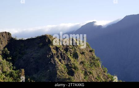 Wolken über den Bergen im Cilaos-Zirkus am Abend im oktober in Reunion, Maskarene Insellandschaft. Stockfoto