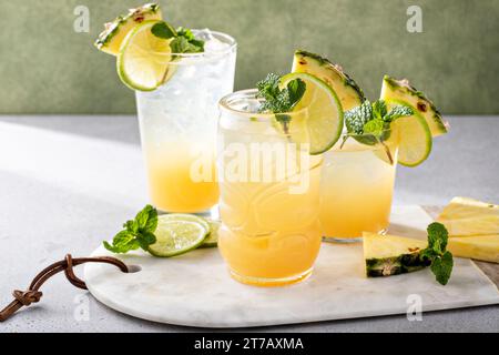 Verschiedene Ananas- und Limettencocktails oder Mocktails, mai Tai, erfrischende Drinks Stockfoto