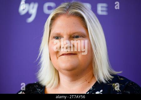 Prag, Tschechische Republik. November 2023. Die Engländerin Louise Brown, die dank der Methoden der assistierten Reproduktion das erste Baby der Welt vor 45 Jahren geboren wurde, posiert auf einer Pressekonferenz der neuen ProPlodnost Stiftung für Fruchtbarkeit und Reproduktionsgesundheit, die am 14. November 2023 in der IVF Cube Clinic in Prag, Tschechische Republik stattfand. Quelle: Ondrej Deml/CTK Photo/Alamy Live News Stockfoto