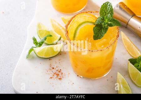 Orangen- und Limettenmargarita mit Chili am Rand, würziger, erfrischender tropischer Margarita-Cocktail Stockfoto