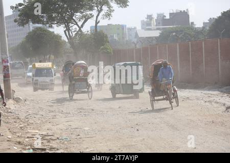 Dhaka, Wari, Bangladesch. November 2023. Starke Staubverschmutzung trägt zu den Problemen der Pendler auf der Straße bei, am 14. November 2023 in Dhaka, Bangladesch. Die Staubverschmutzung erreicht in Dhaka ein alarmierendes Stadium, und aufgrund der schlechten Luftqualität treten jedes Jahr viele Todesfälle sowie mehrere Millionen Krankheitsfälle auf. Dhaka hat sich schon lange mit Problemen der Luftverschmutzung auseinandergesetzt. Seine Luftqualität wird im Winter meist ungesund und und verbessert sich im Monsun. Mit dem Aufkommen des Winters beginnt die Luftqualität der Stadt aufgrund der massiven Freisetzung von Schadstoffpartikeln aus den Bauarbeiten, rund, drastisch zu verschlechtern Stockfoto